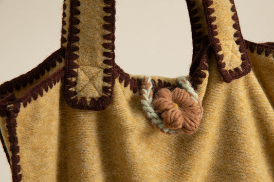 Borsa in Soft Bamboo con fiori fatti ed applicate a mano