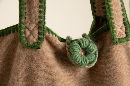 Borsa in soft Bamboo con fiori fatti ed applicati a mano su base biscotto.