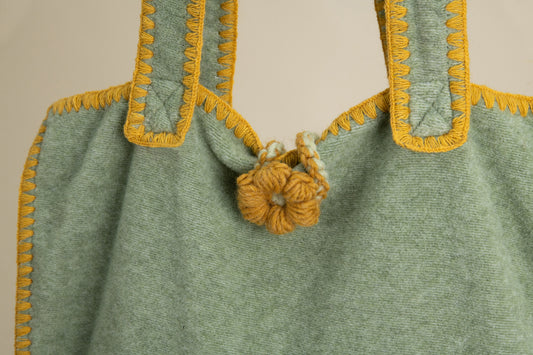 Borsa in soft bamboo con fiori fatti ed applicati a mano su base muschio.