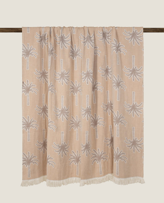 Plaid in 100% cotone con pattern esotico dai colori tenui e naturali con frange