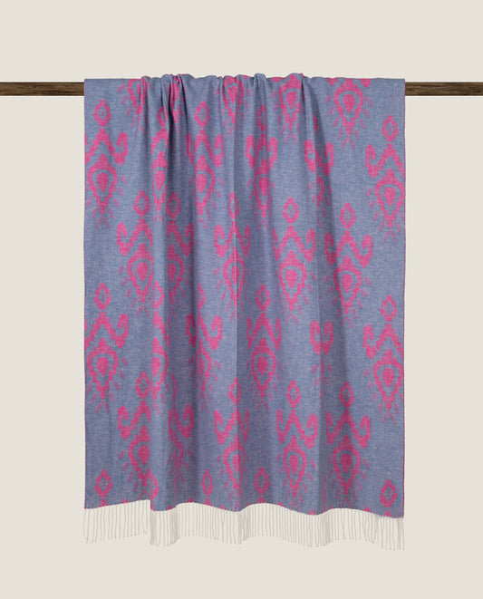 Plaid in soft bamboo realizzato con tecnica a navetta sui toni dell'azzurro e del rosa arricchito da frange