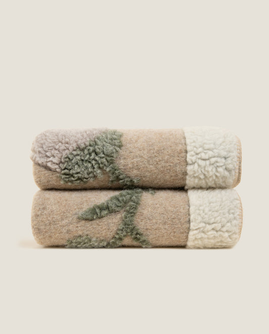 Plaid in soft alpaca dal motivo floreale dai toni tenui