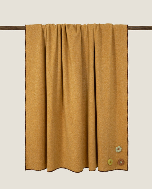 Plaid in soft Bamboo GRS con fiori fatti ed applicati a mano su base zafferano