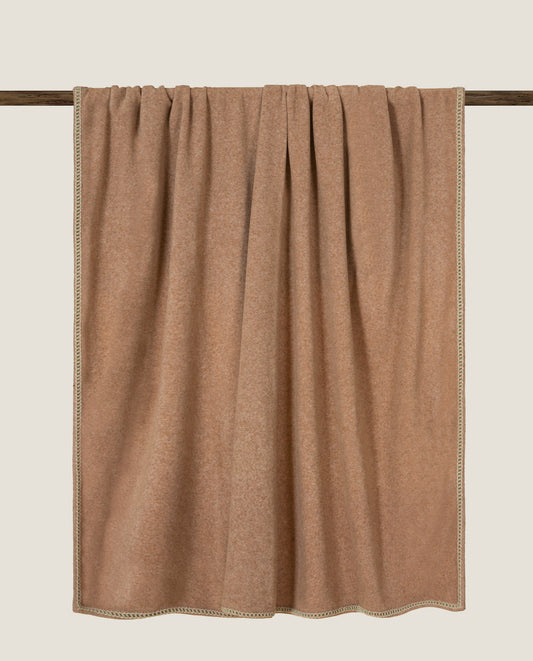 plaid in soft bamboo base biscotto con bordo cocò