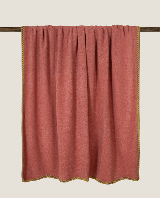 Plaid in soft bamboo color rosso lava con bordo Cocò