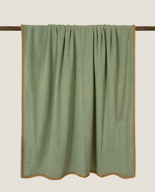 plaid in soft bamboo color verde muschio con bordo Cocò