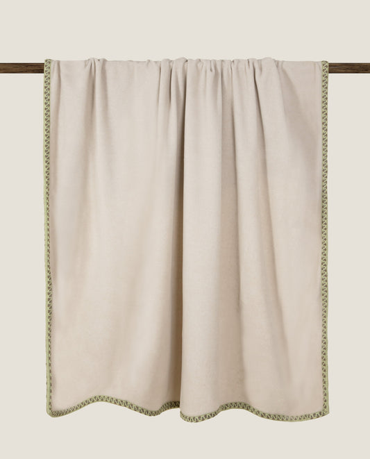 Plaid in soft bamboo color nocciola con bordo artigianale cocò