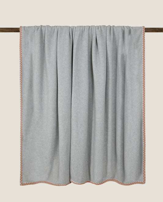 Coperta in soft bamboo con bordo artigianale su base perla