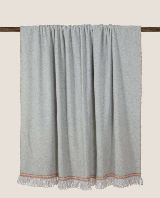 Plaid in soft bamboo color grigio perla con frangia Matisse a contrasto