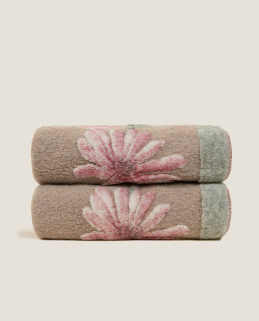 Plaid in soft cashmere con design floreale classico ed elegante