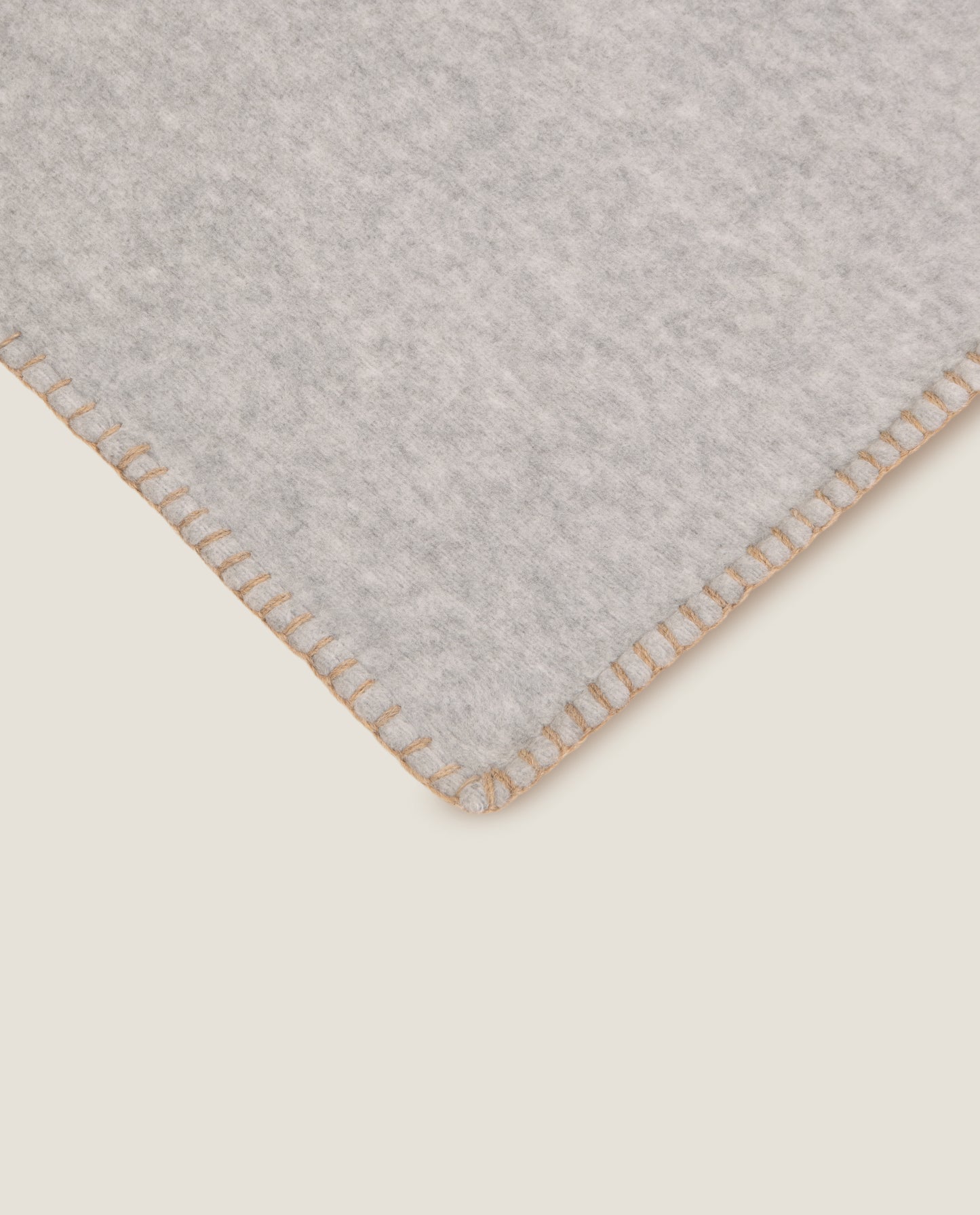 coperta in soft bamboo grs con punto cavallo sellerie color grigio perla