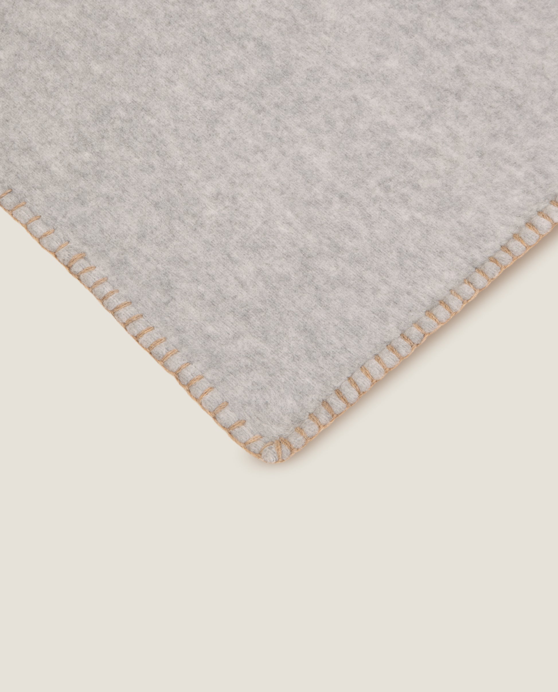 coperta in soft bamboo grs con punto cavallo sellerie color grigio perla