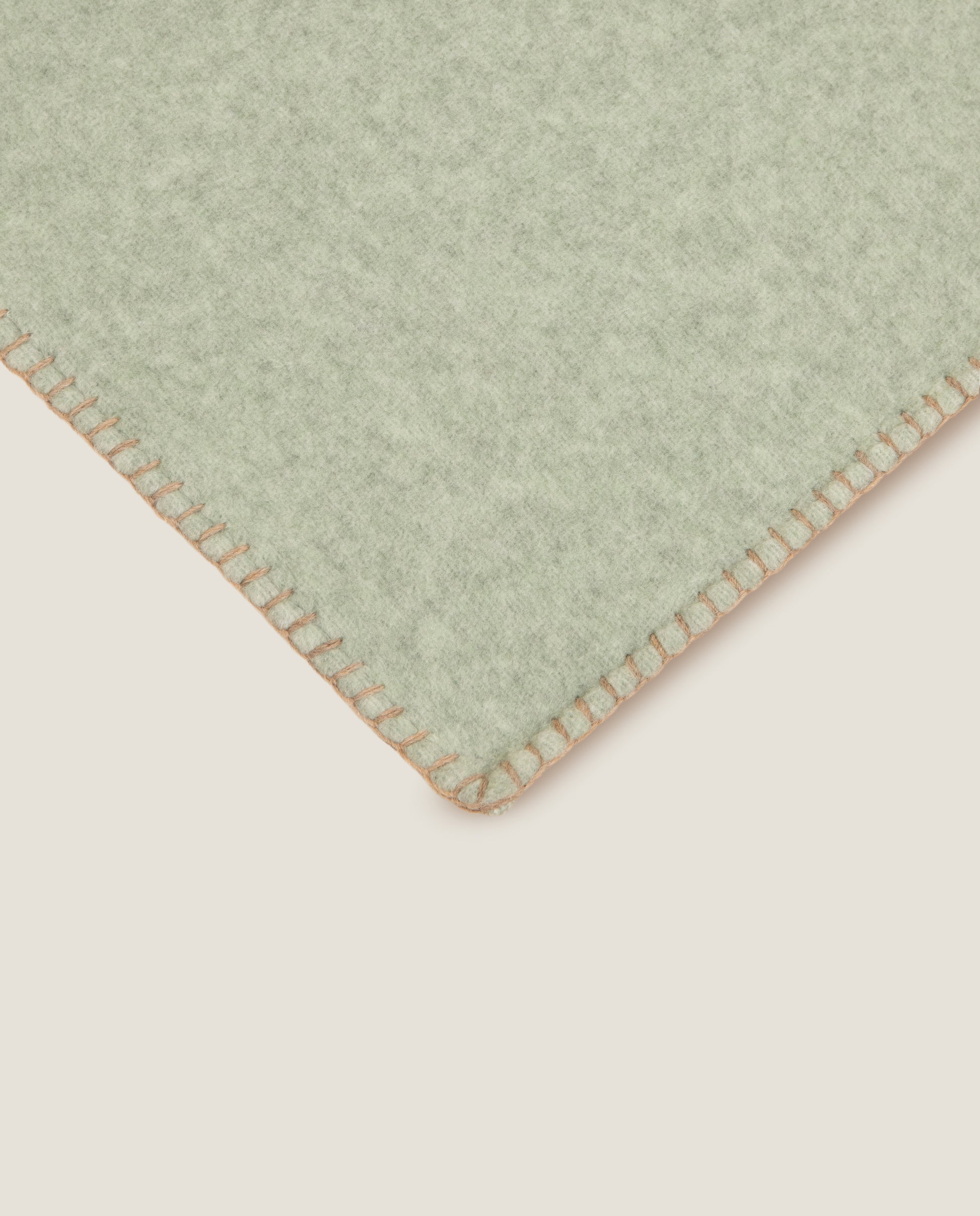 plaid in soft bamboo grs con punto cavallo sellerie color salvia
