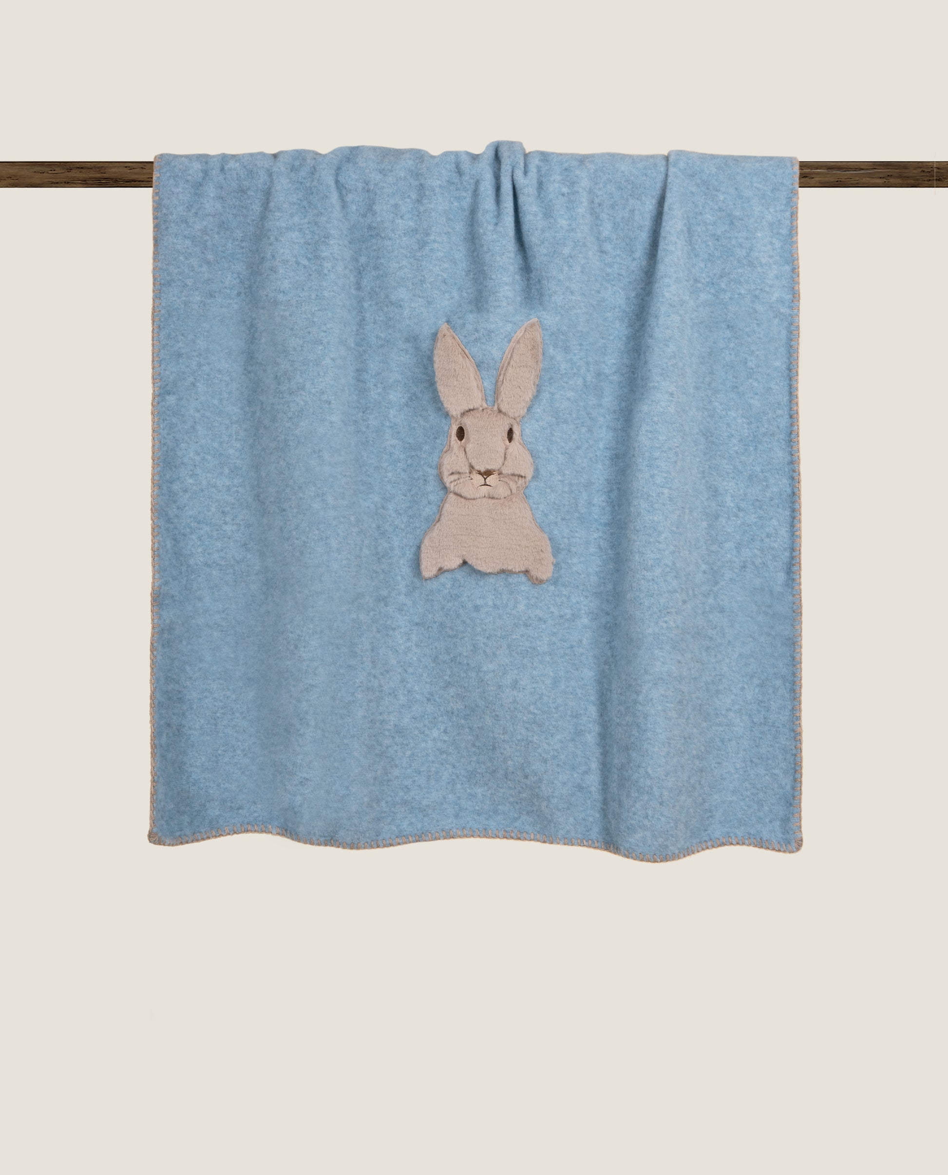 Plaid in soft bamboo azzurro con coniglietto applicato