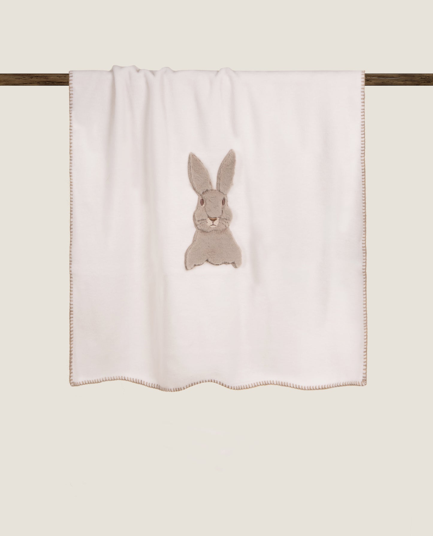 Plaid per bambini in Soft bamboo color panna con coniglietto applicato.