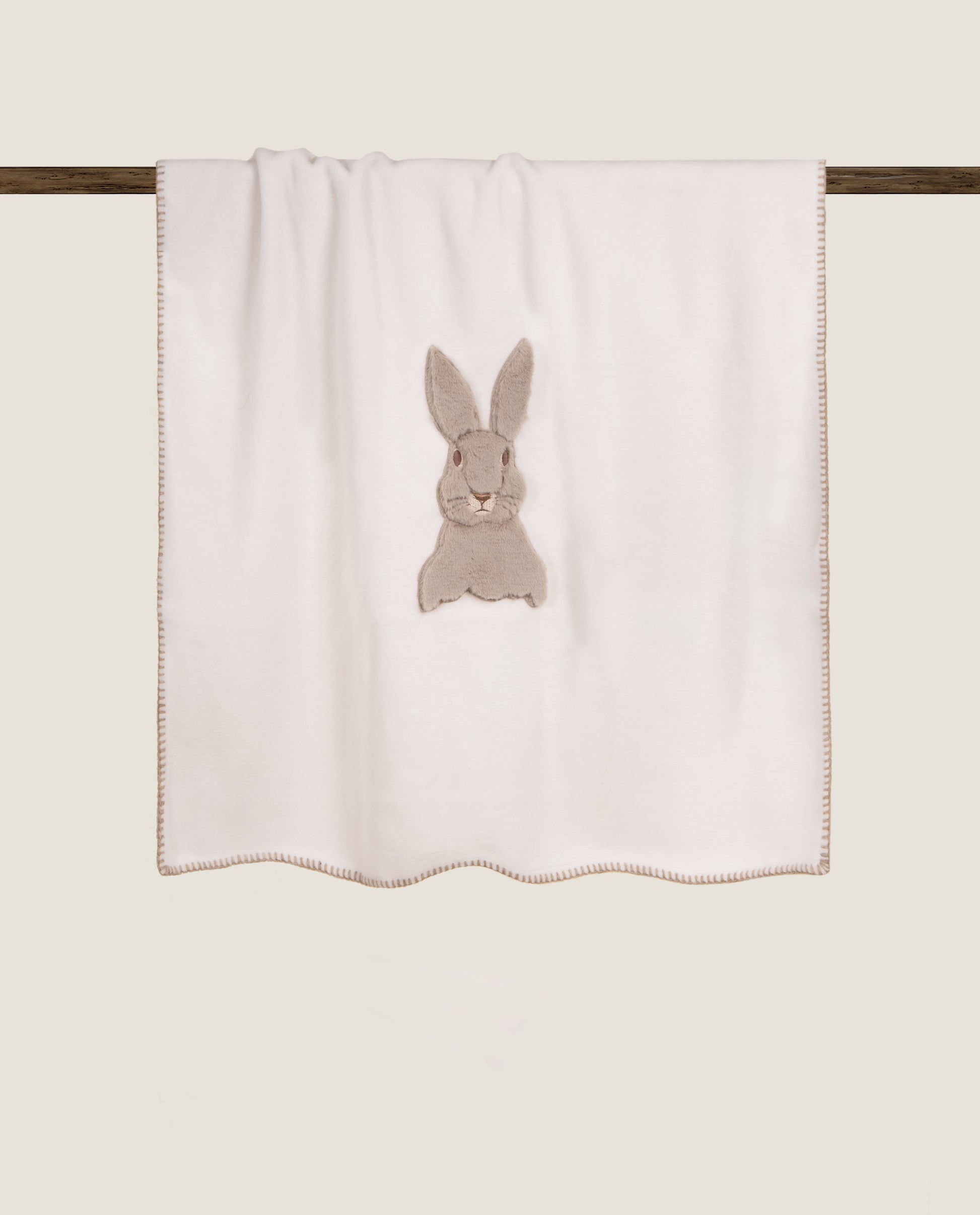 Plaid per bambini in Soft bamboo color panna con coniglietto applicato.