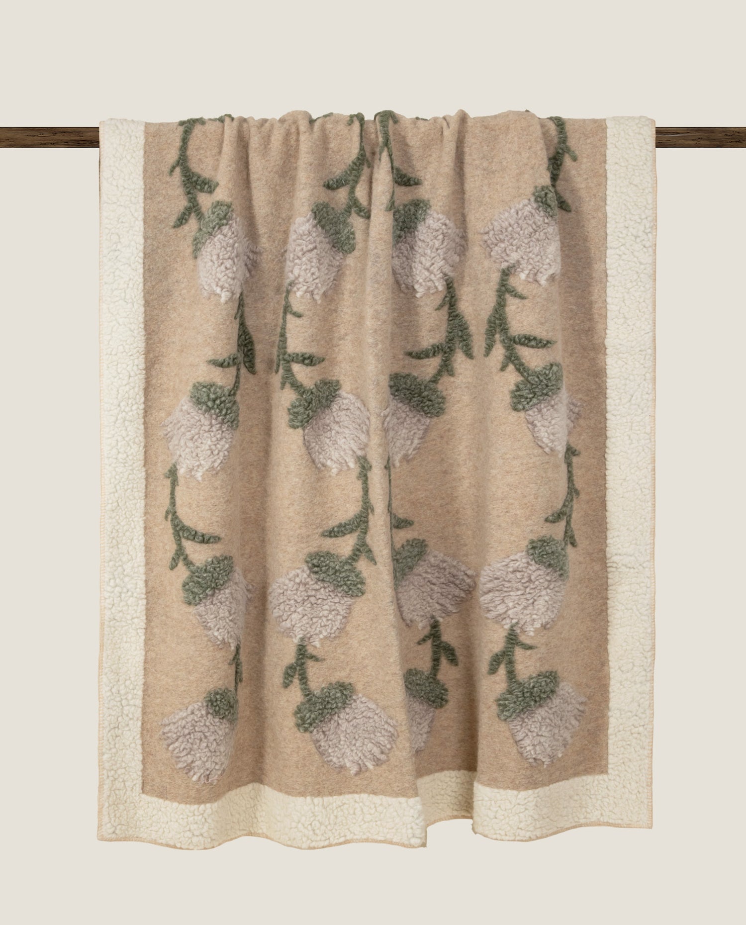 Plaid in soft alpaca dal motivo floreale dai toni tenui