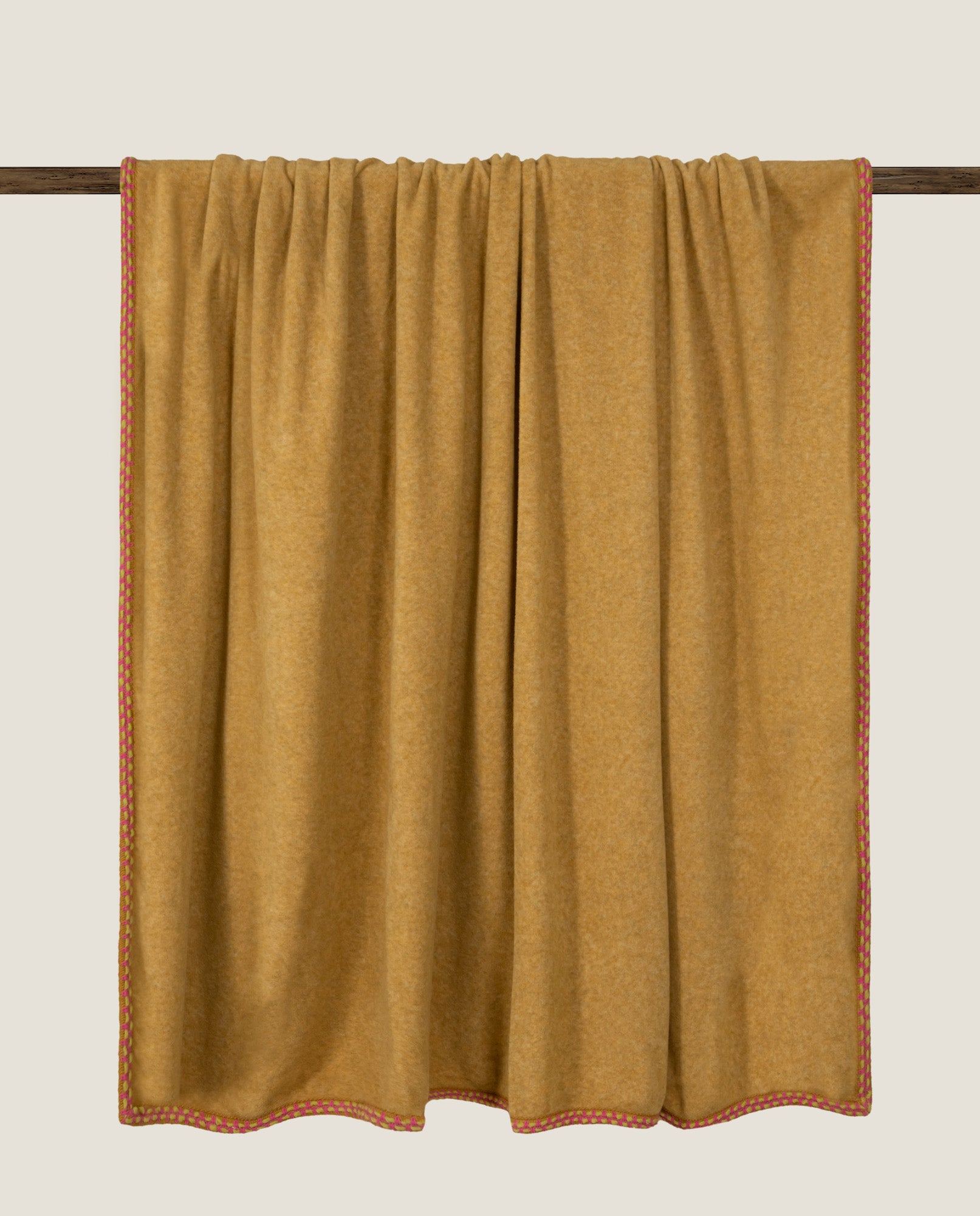 coperta in soft bamboo grs con cornice Giverny color zafferano
