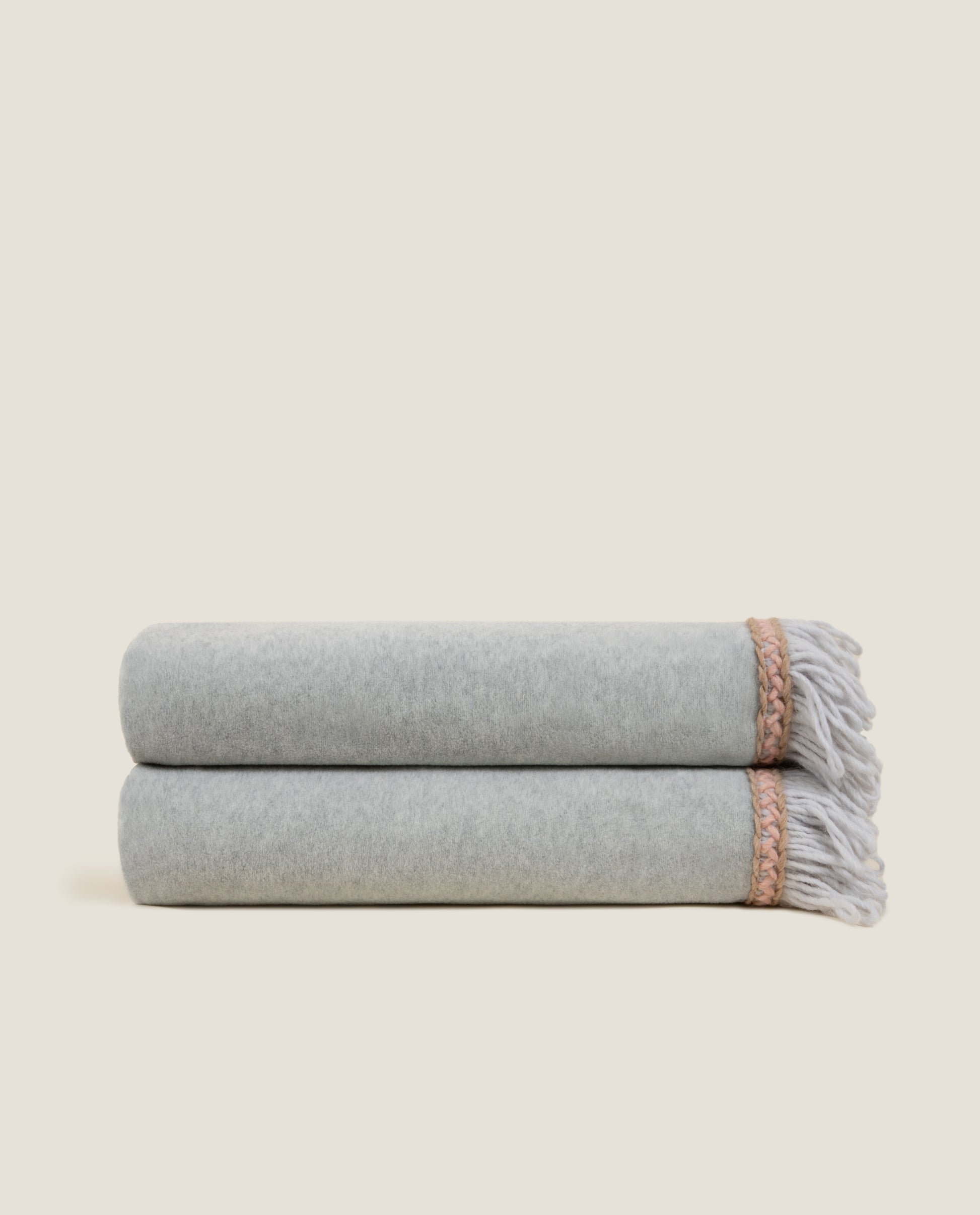 plaid in soft bamboo con frangia matisse color grigio perla a contrasto