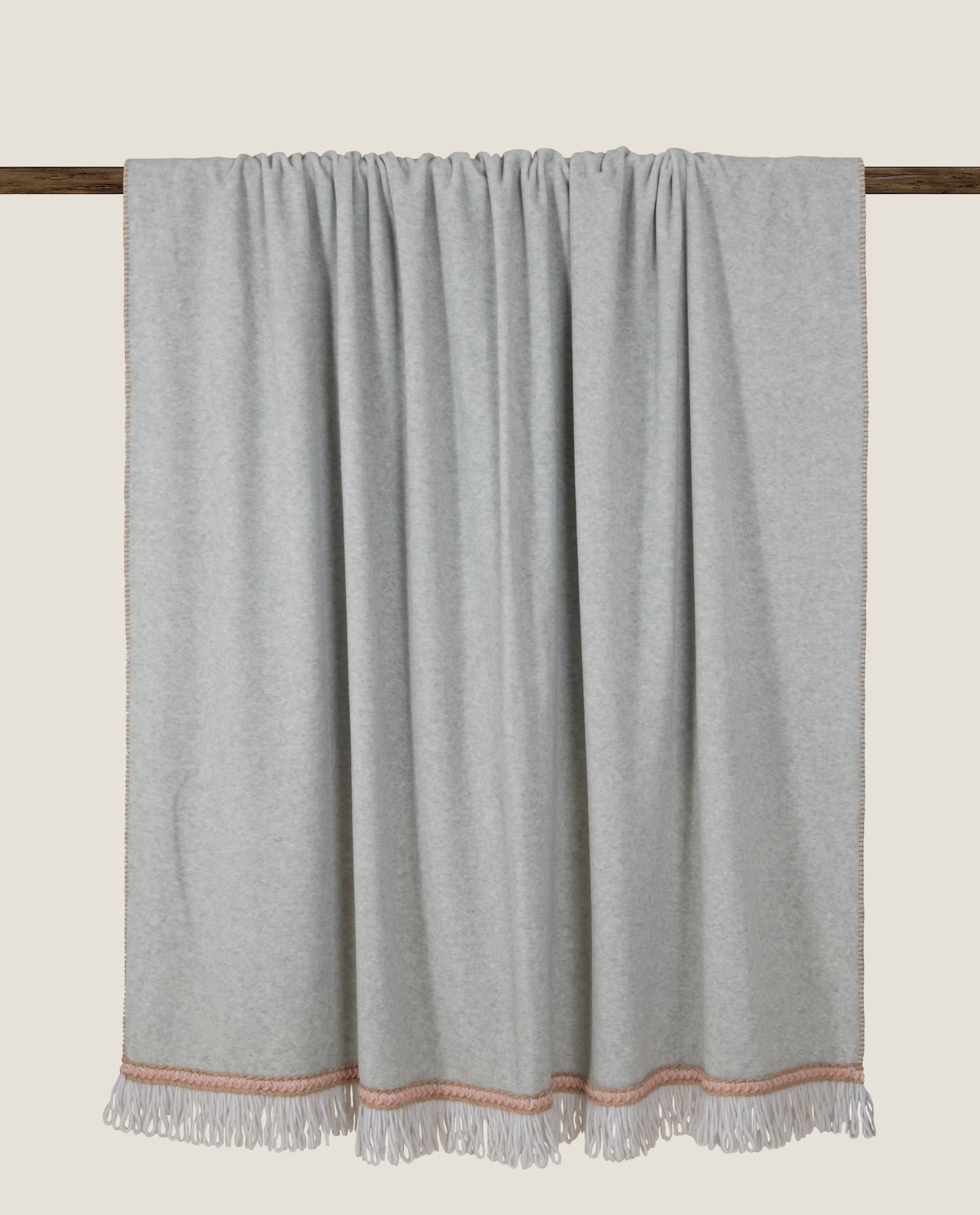 plaid in soft bamboo con frangia matisse color grigio perla a contrasto