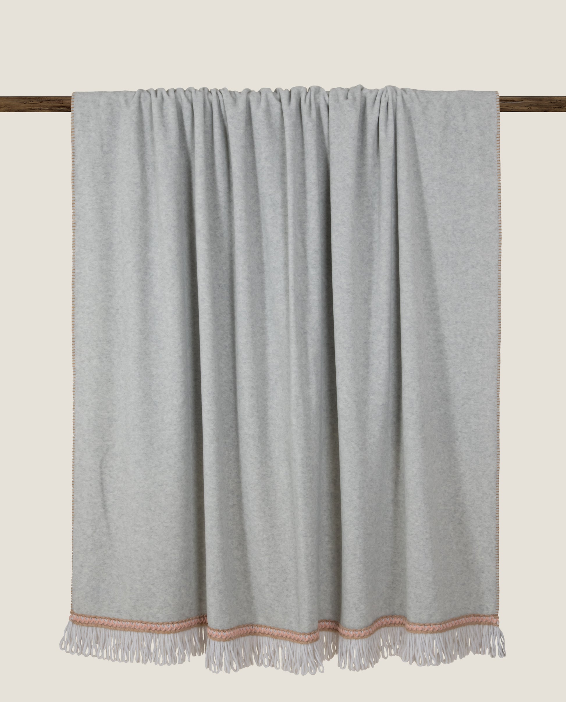 plaid in soft bamboo con frangia matisse color grigio perla a contrasto