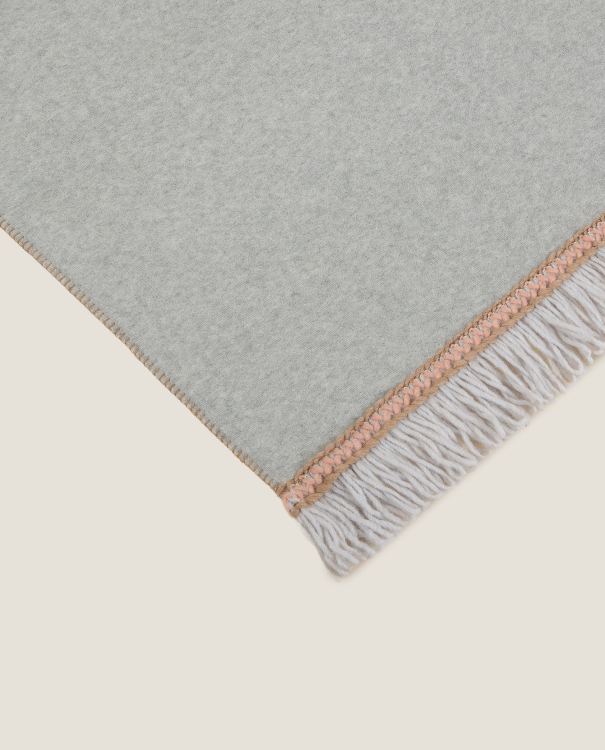 plaid in soft bamboo con frangia matisse color grigio perla a contrasto