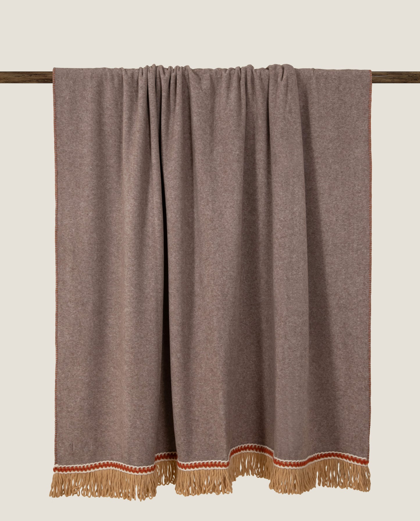 Plaid in soft bamboo con frangia matisse color tortora a contrasto
