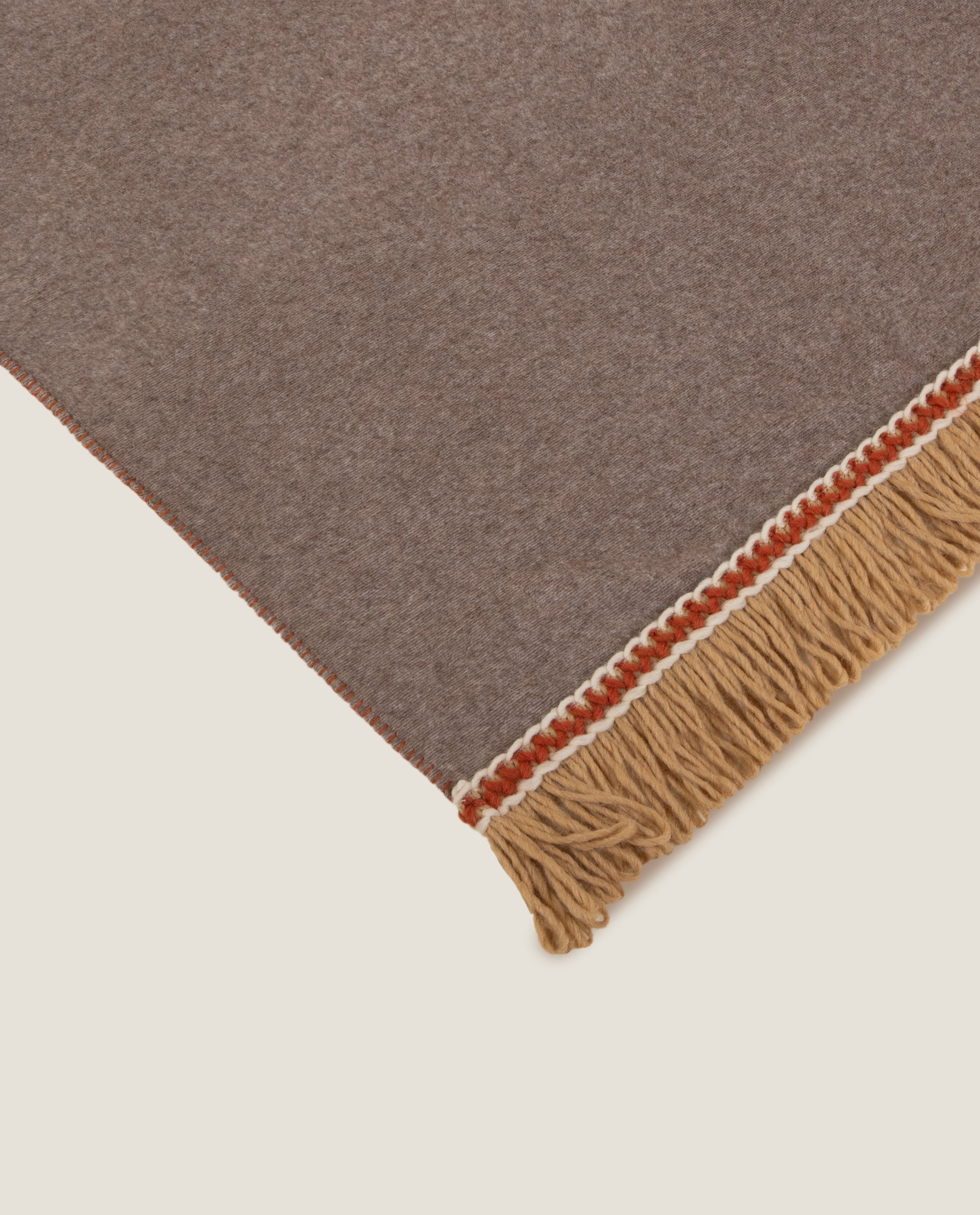 Plaid in soft bamboo con frangia matisse color tortora a contrasto