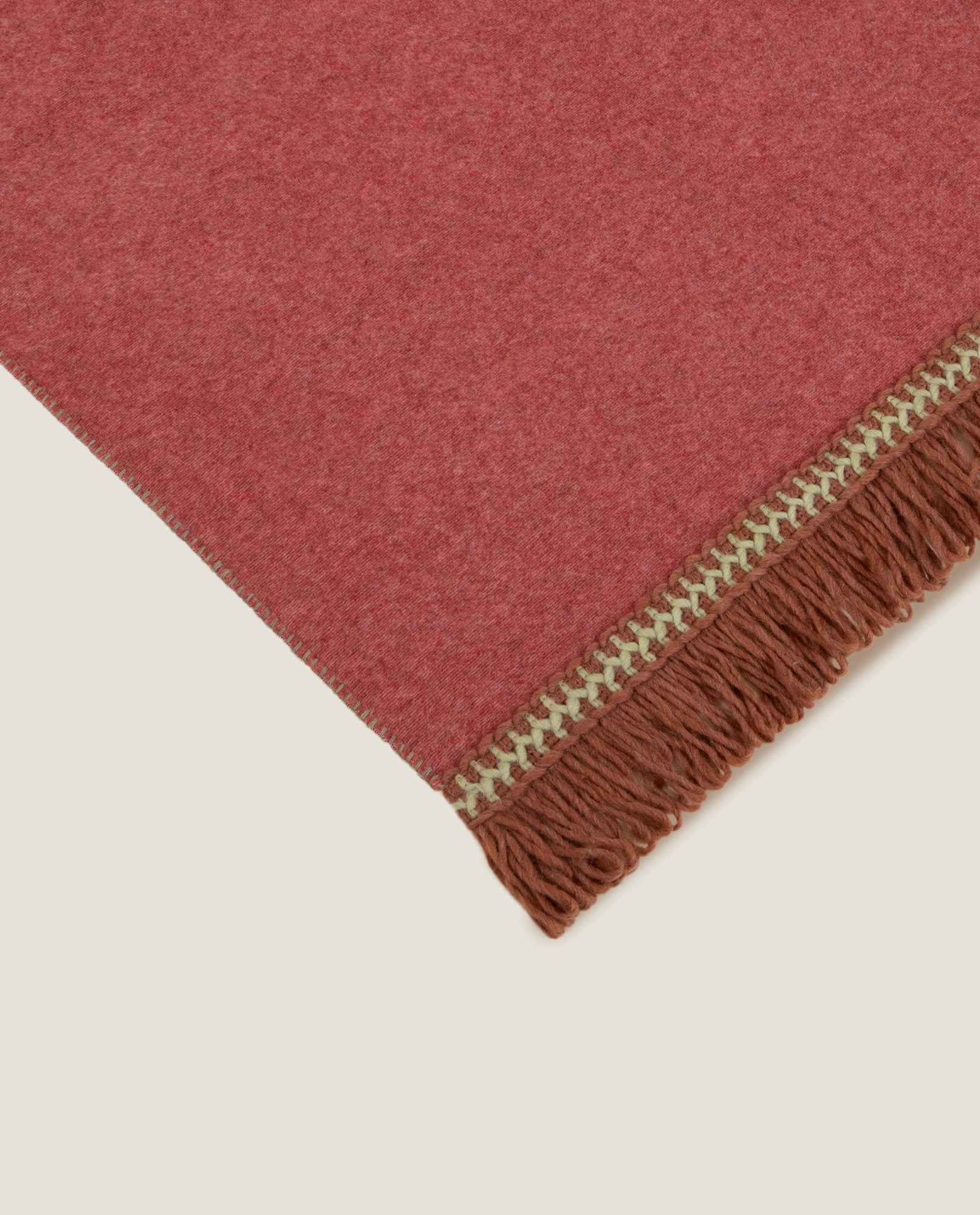 Plaid in Soft Bamboo GRS con frangia Rousseau color Lava