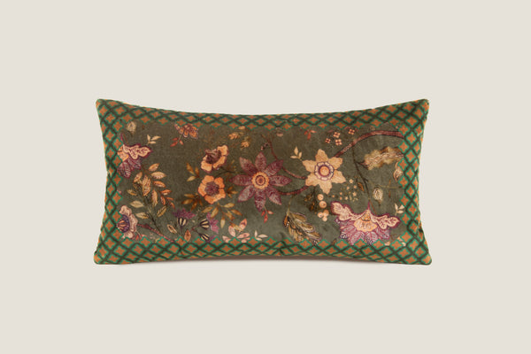 cuscino con andamento orizzontale a Tema floreale sui toni del verde arricchito da cornice ornamentale.