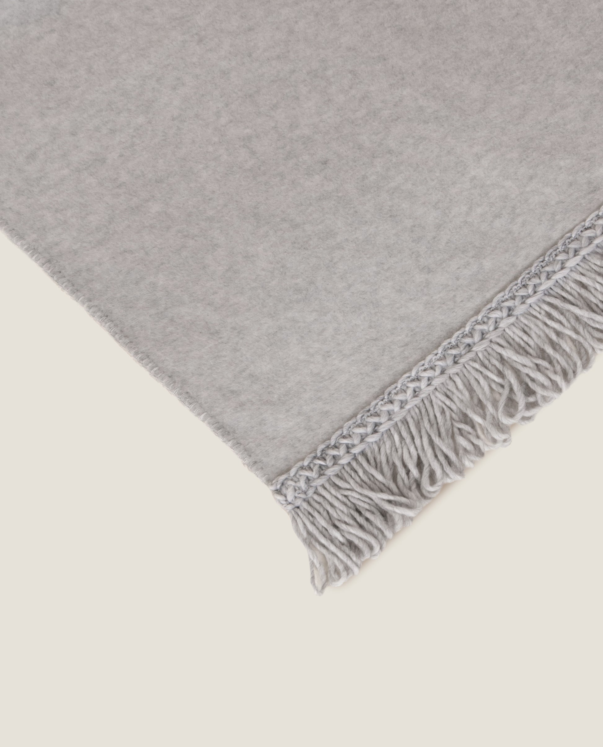 Plaid in soft bamboocon frangia matisse grigio perla unito