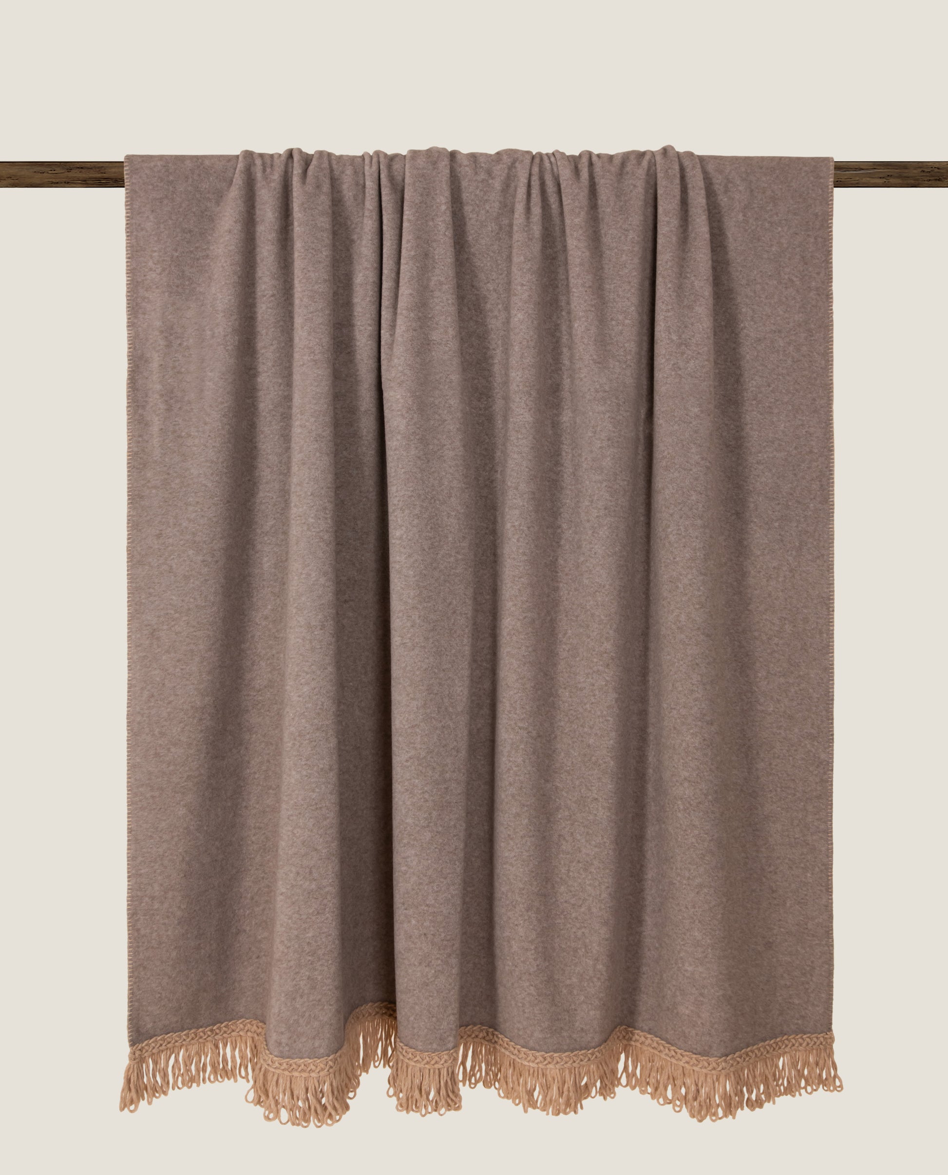 Plaid in soft bamboo con frangia matisse color tortora unito