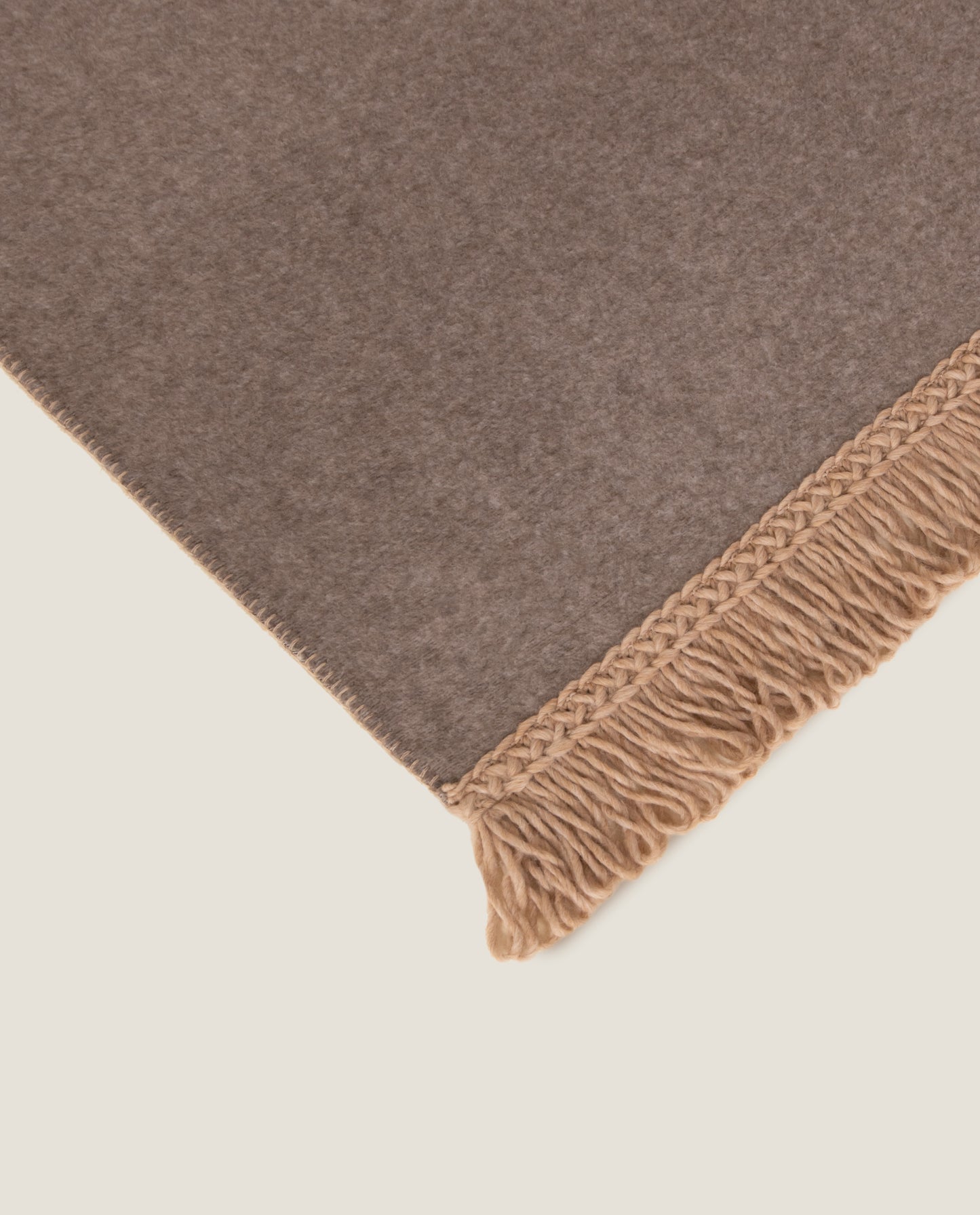 Plaid in soft bamboo con frangia matisse color tortora unito